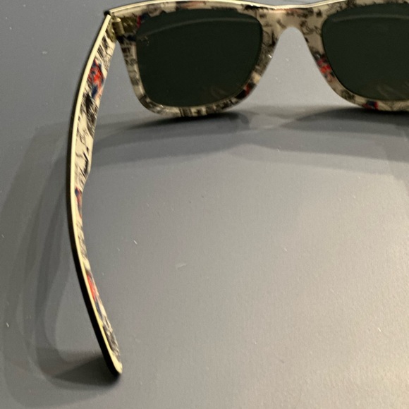 Ray-Ban Wayfarer Black with London design detail - Picture 3 of 4